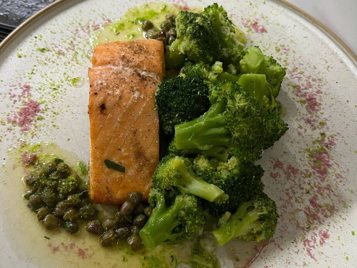 Somon Meuniere cu Broccoli Sote